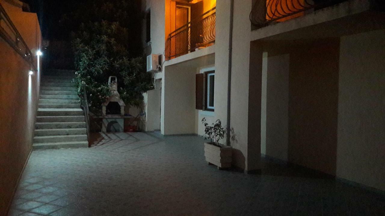 Apartments Antonio Stari Grad  Exterior photo